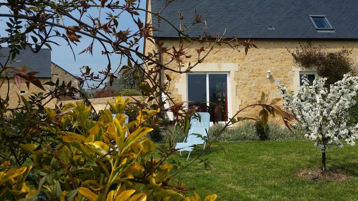 Juaye-Mondaye Cottage | BAYEUX, gîte "Le Charme", with garden near the landing beaches