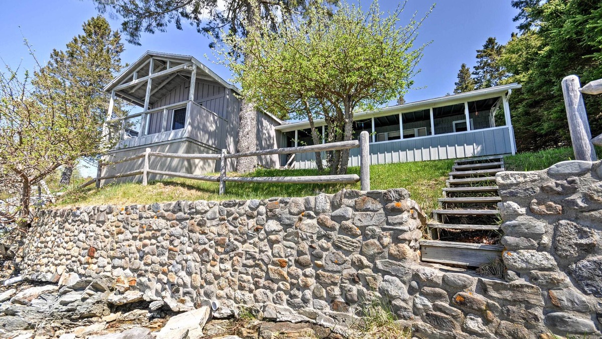 Hancock Cottage | Bayfront Hancock Cottage w/Beach Access & Views!