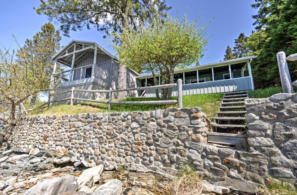 Hancock House | Bayfront Hancock Cottage with Beach Access and Views!