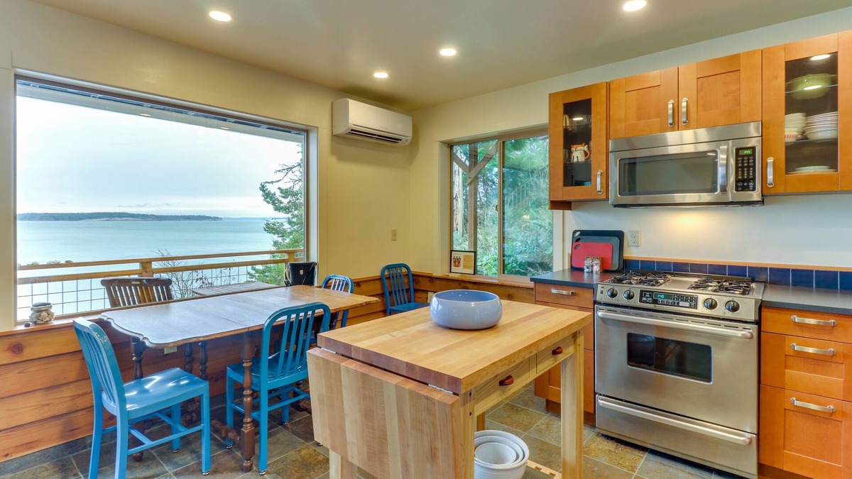 Port Ludlow House | Bayfront home on Oak Bay with fireplace, beachfront, & outdoor dining