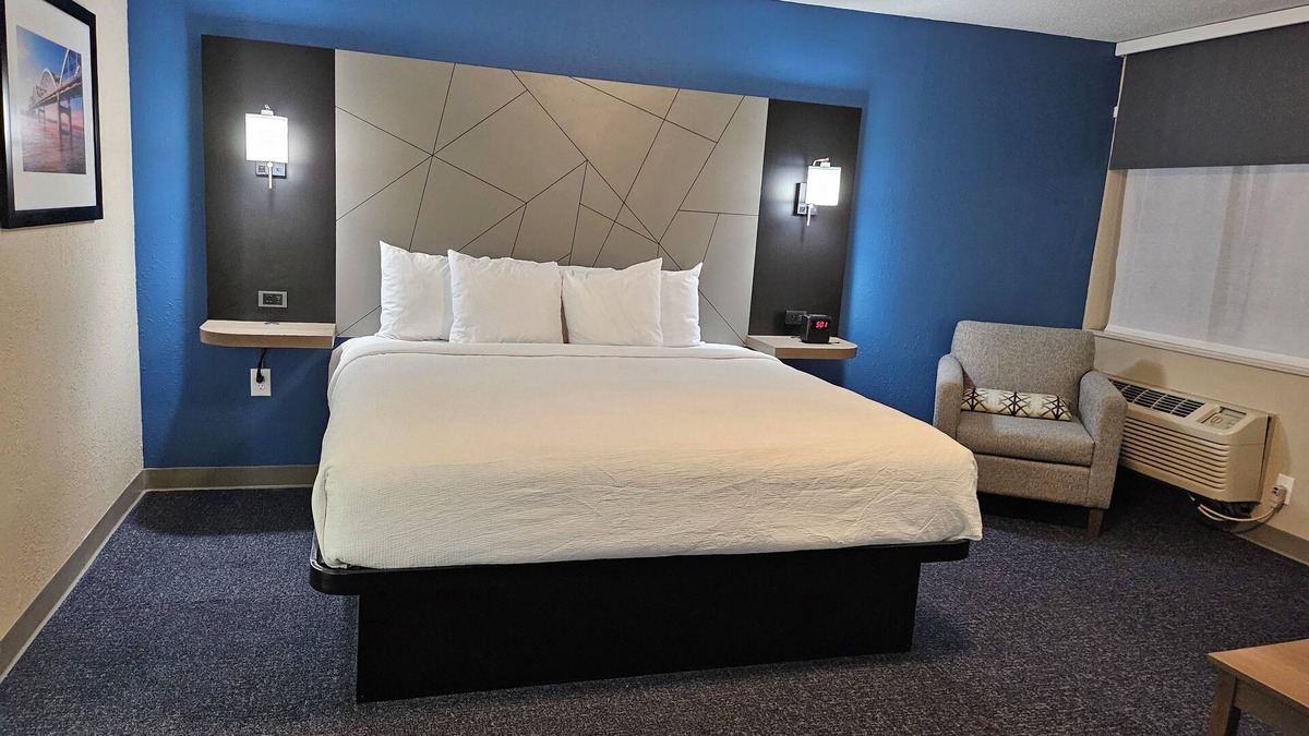 Quad Cities Hotel | Baymont by Wyndham Davenport