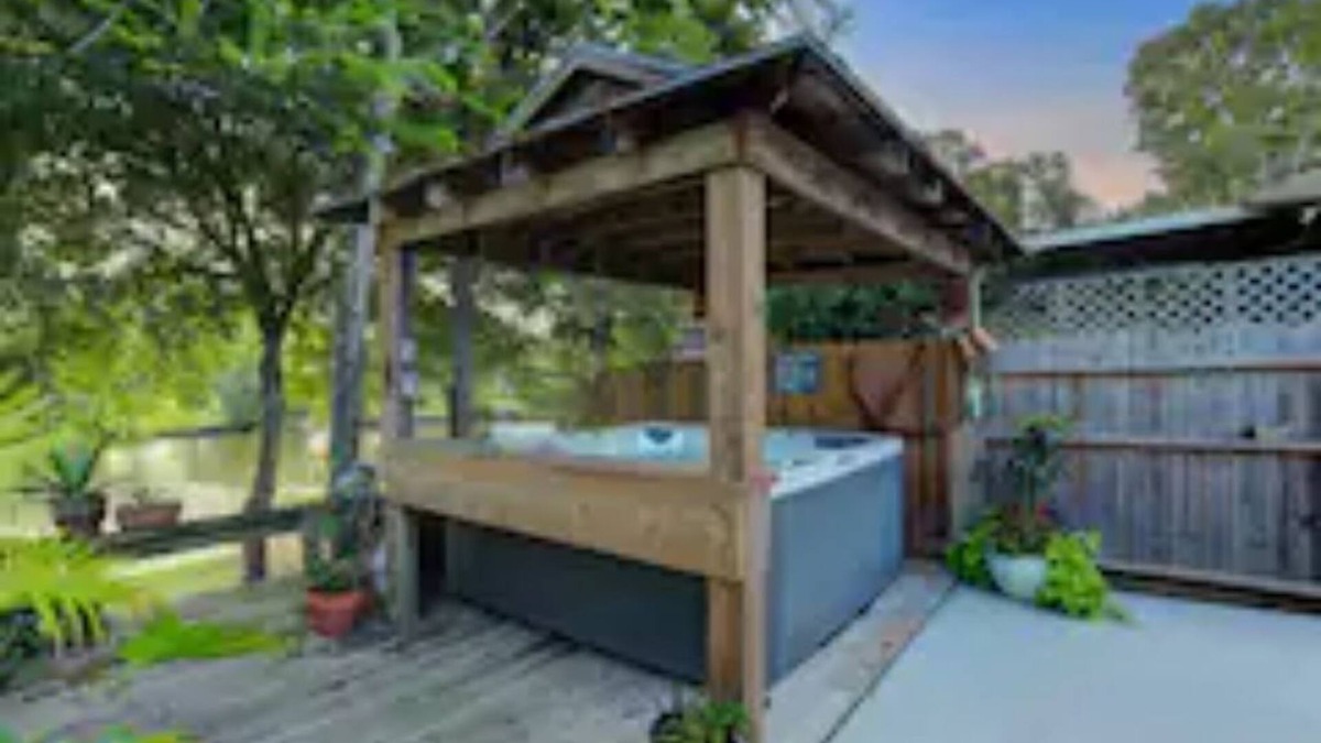 Dickinson House | Bayou Breeze⛳️Putting Green❤️‍🔥Hot Tub🦆Nature