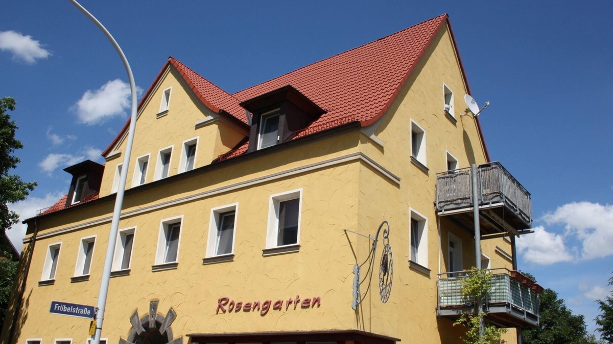 Bayreuth Apartment | Bayreuth 9 min. to the center: rose garden R1 with 3 *, great balcony awning