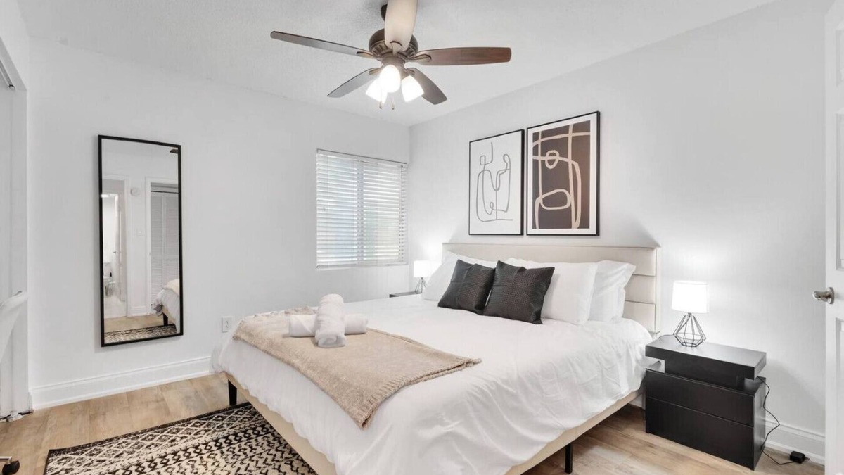 SoHo Apartment | Bayshore Charm | Pool, Gym & Free Parking & more!