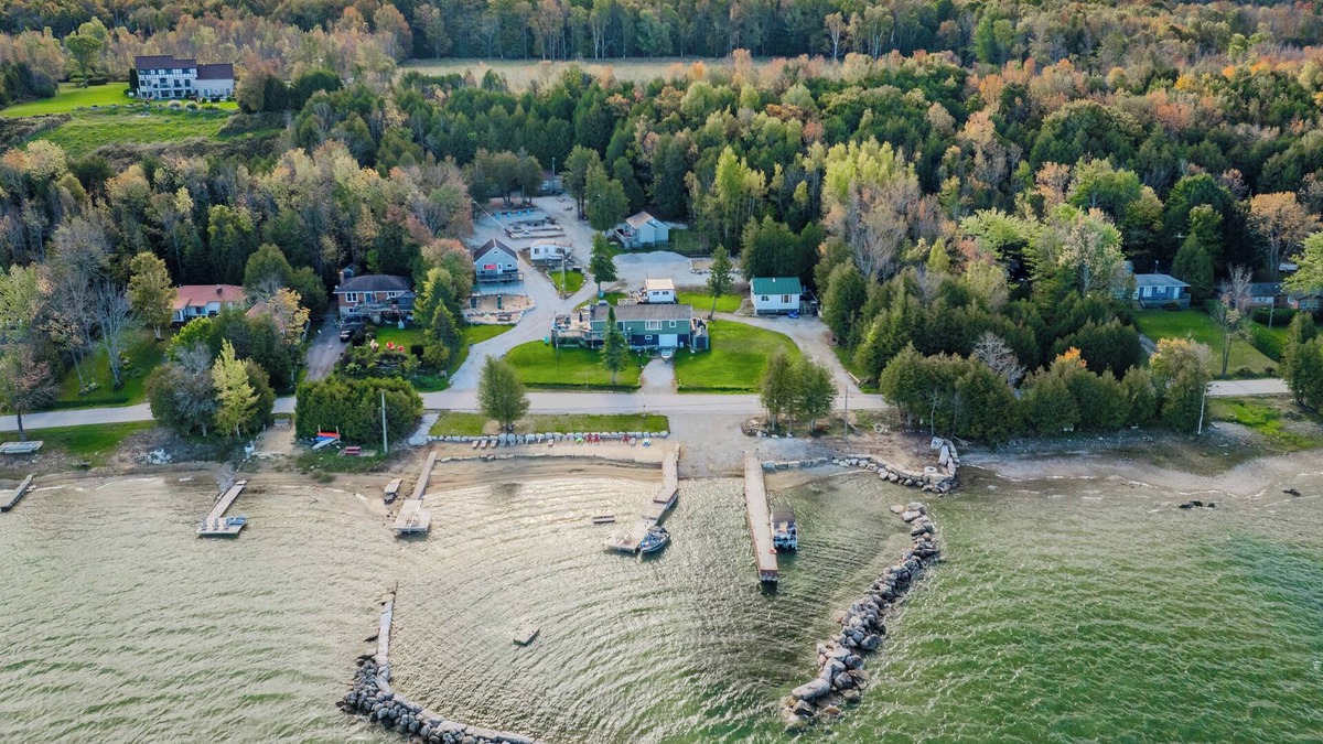 Wiarton Cabin | Bayshore Cottages: The Hawaii