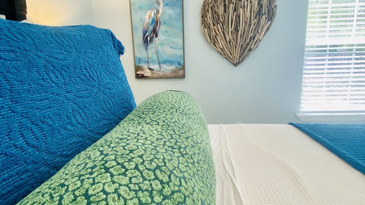 Niceville Villa | Bayside Cottage 4 miles to Destin, Shopping & Beaches, minutes to Elgin AFB