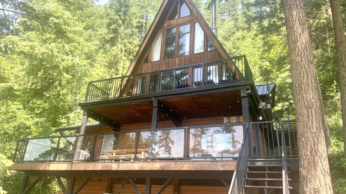 Celista House | Bayside Estate - Semi-Waterfront - Shuswap Vacations & Sledding Accommodation