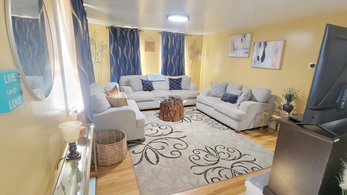 Ellsworth House | Bayside Gem