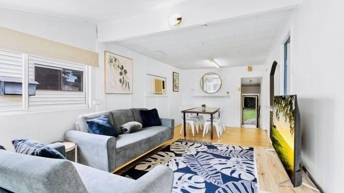 Deception Bay House | Bayside Living! Walk to Water, Central, sleeps 7