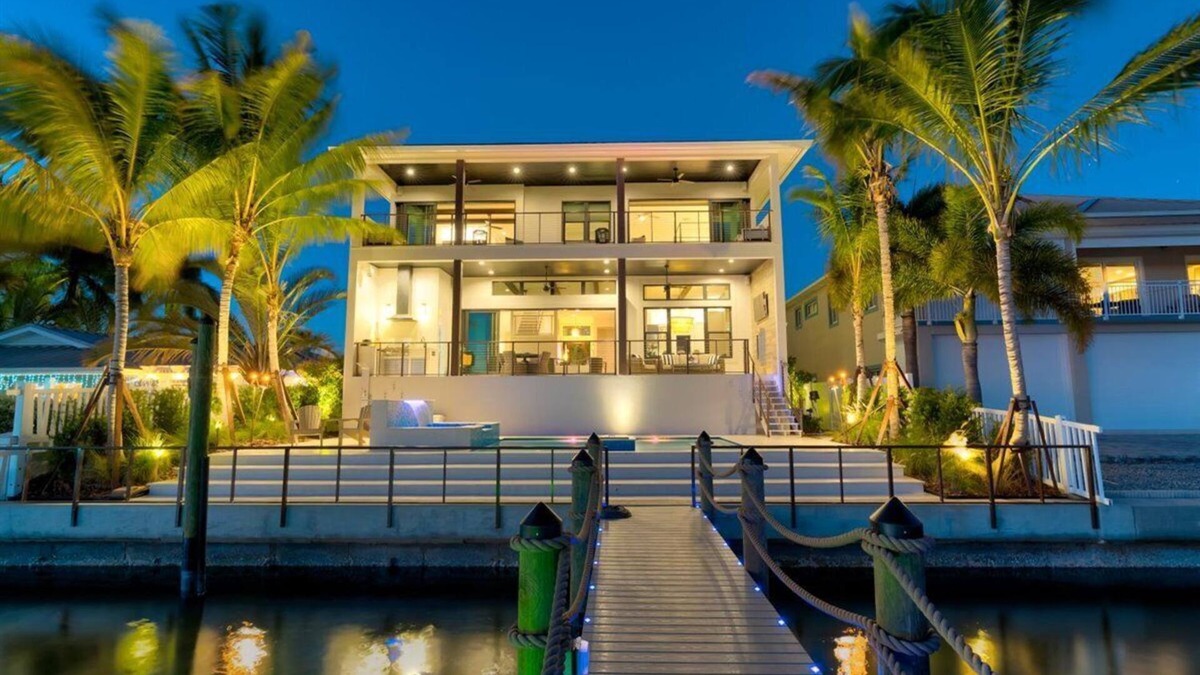 Indian Rocks Beach House | Bayside Paradise Mansion - Waterfront and Private Pool!