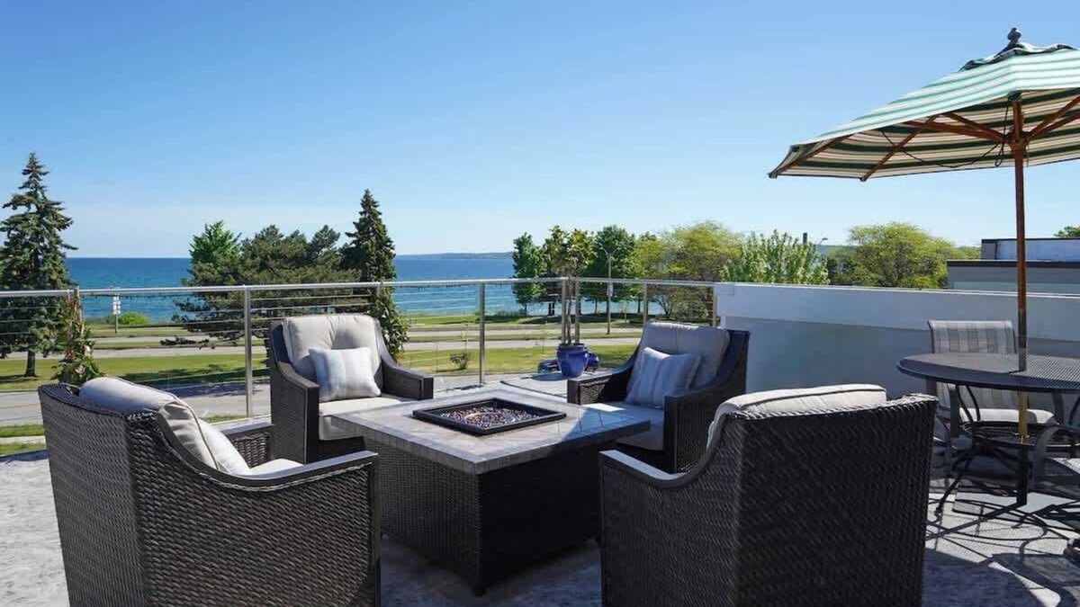 Traverse City House | Bayview Bliss: Modern Luxury Home