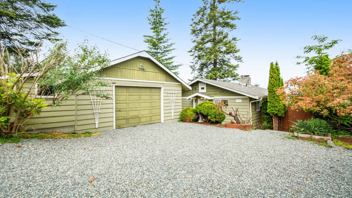 Blaine House | Bayview home near the border with a washer/dryer & deck - dogs welcome