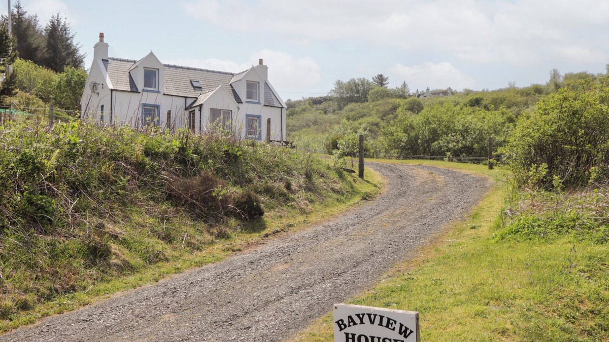 Beinn Orasaigh Cottage | BAYVIEW HOUSE, family friendly, character holiday cottage in Carbost
