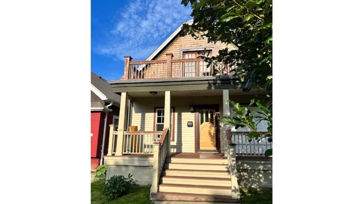 Bay View House | Bayview Jewel! 3 bdr, 2 bath powered by *Solar*