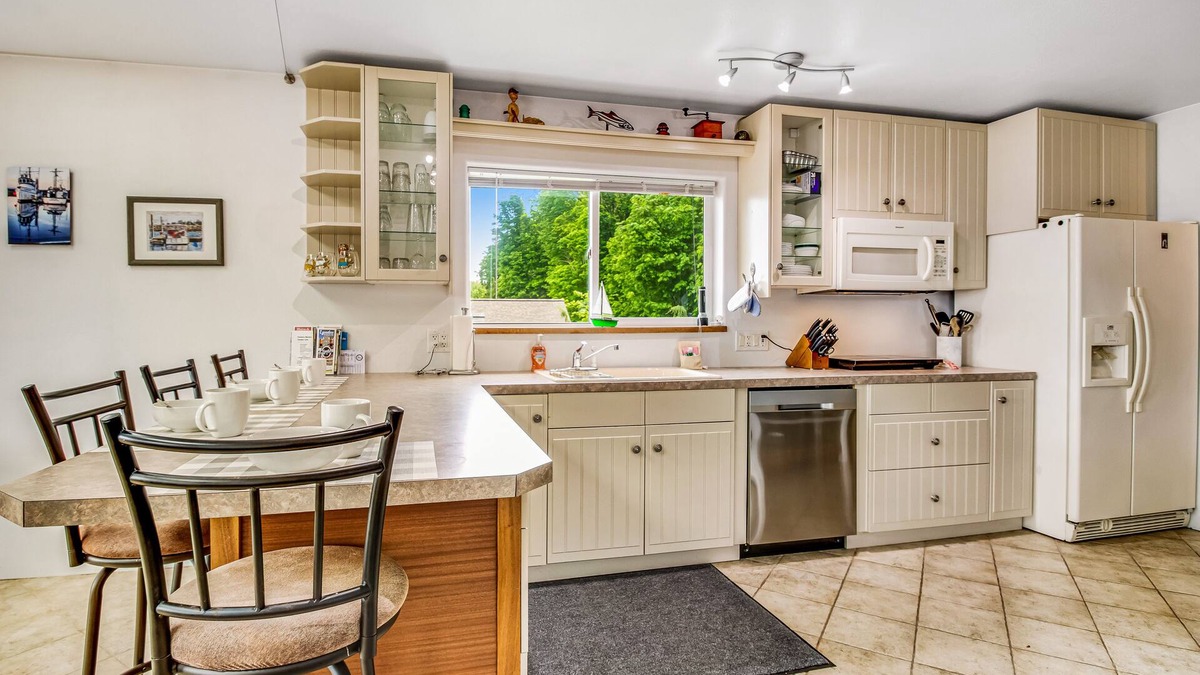 Blaine Apartment | Bayview retreat with fast WiFi, a furnished deck, kitchenette, & washer/dryer