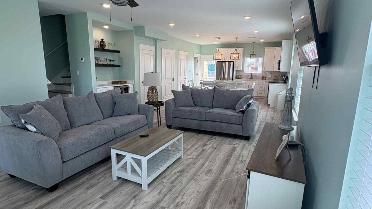 Grand Isle Condo | Baywinds condo #9: Spacious 4BR waterfront retreat in Grand Isle, LA.