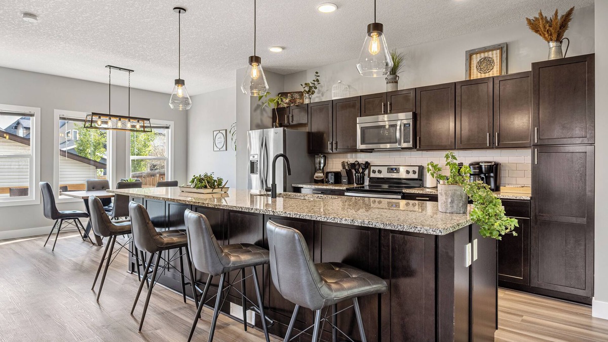Evanston House | BBQ Central A/C Patio Fully Stocked Gourmet Kitchen Zero Rug