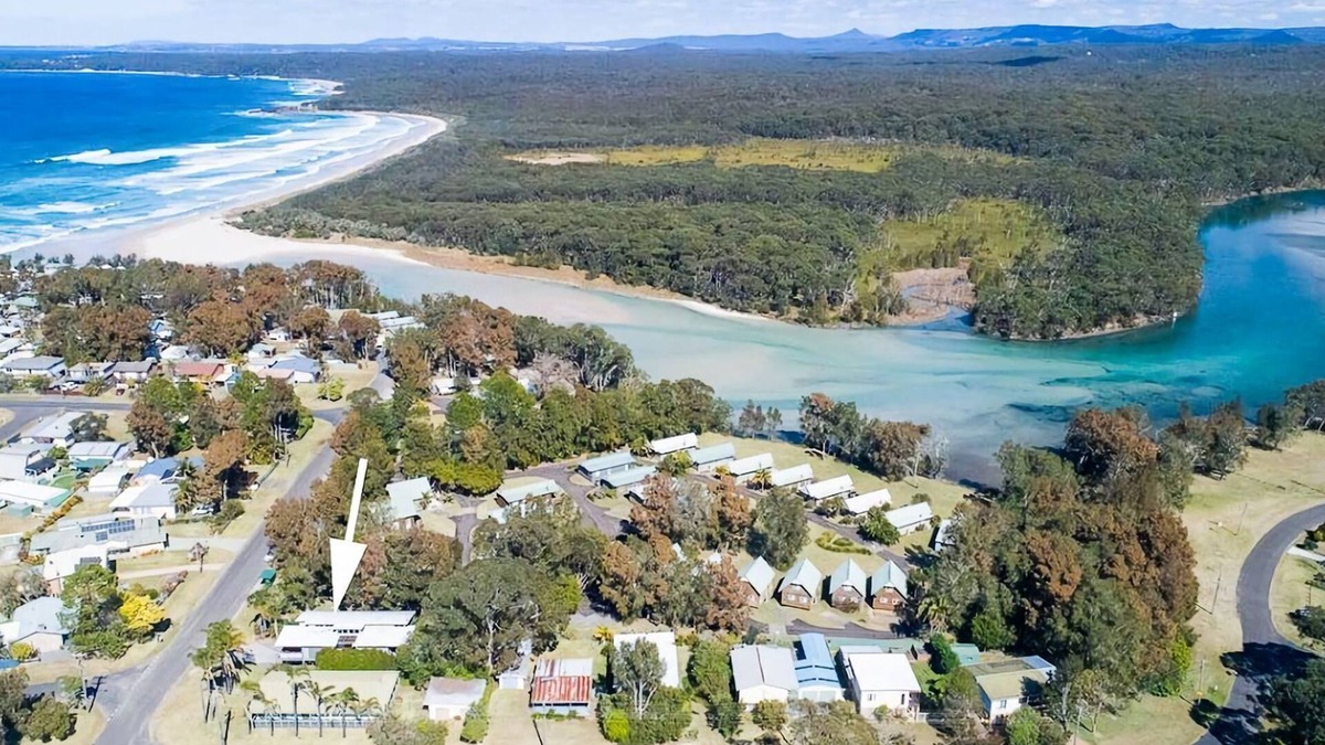 Berrara House | Be Barefoot at Berrara, 200 metres from one of the best beaches on the coast!