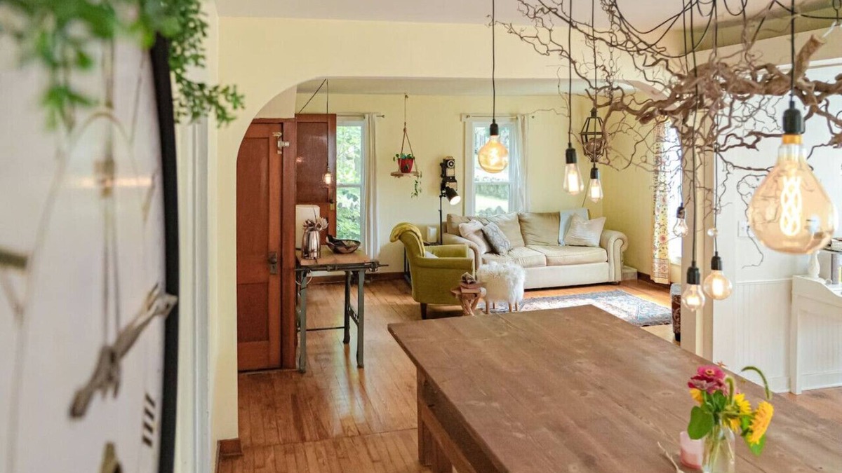 Dowagiac Cottage | Be home away from home @ Charming Chestnut Cottage