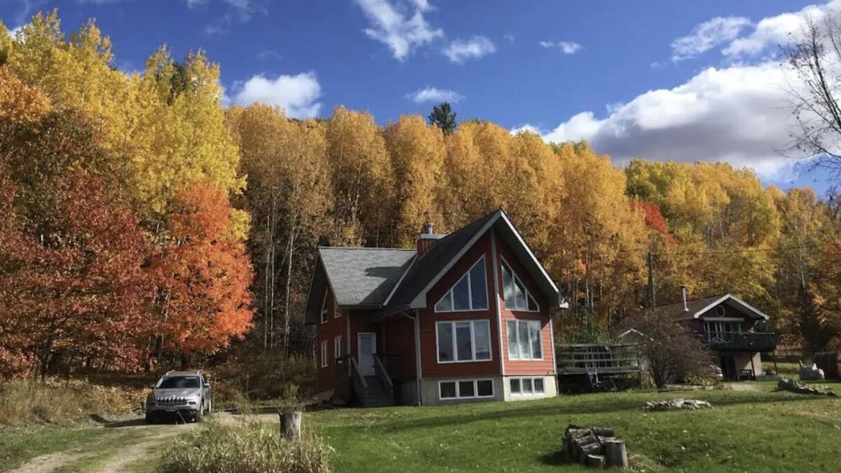 Lac Sainte-Marie Ski Chalet | Beach Access - 3 min to Golf, 5 min to Biking, 2 Kayaks, High Speed Internet