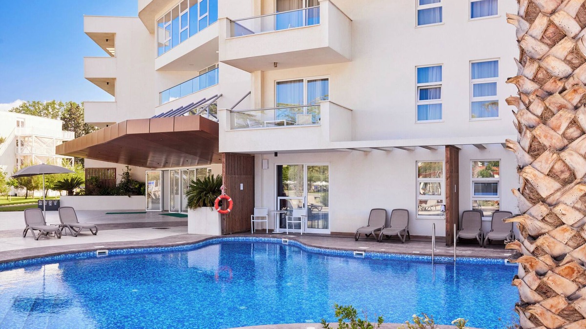 Ulcinj Hotel | Beach Adventures! TWO Contemporary Units, Beachfront, Outdoor Swimming Pools!