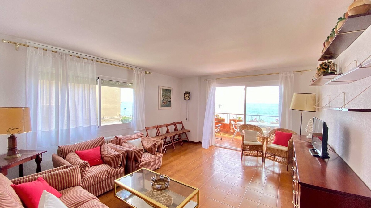 Arenys de Mar Apartment | Beach apartment, in front of the sea!