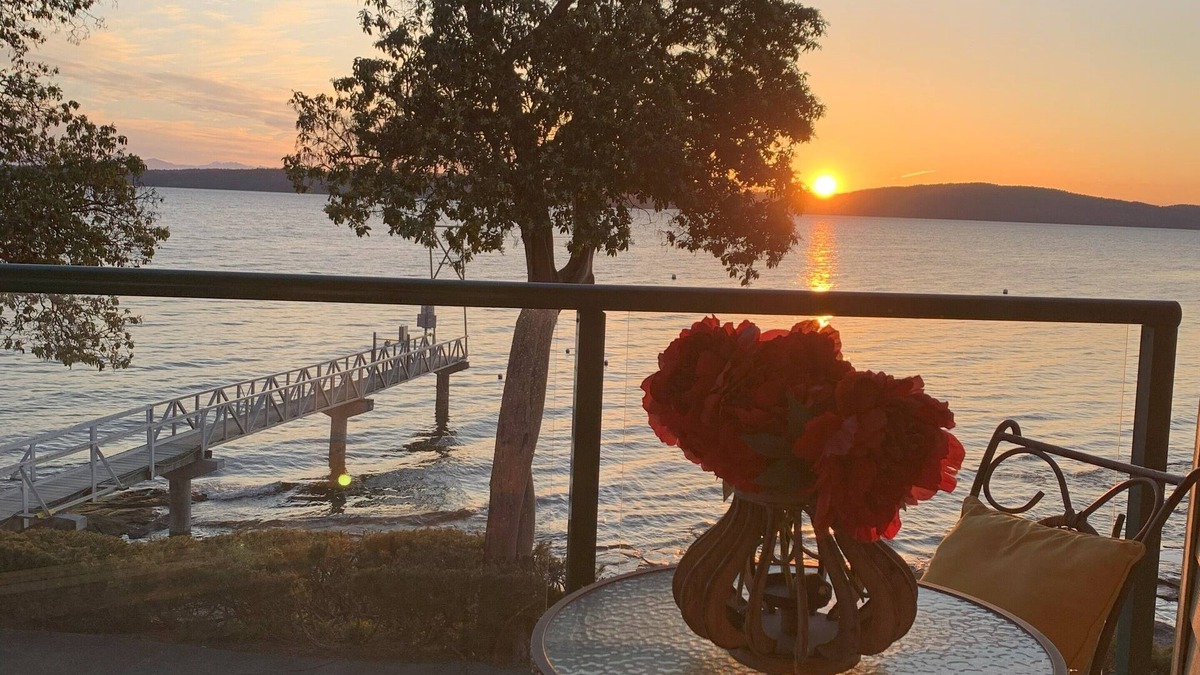 Yellow Point Condo | Beach Bliss oceanfront king studio. Balcony, pool, hot tub, dock. Avail Sept7-27