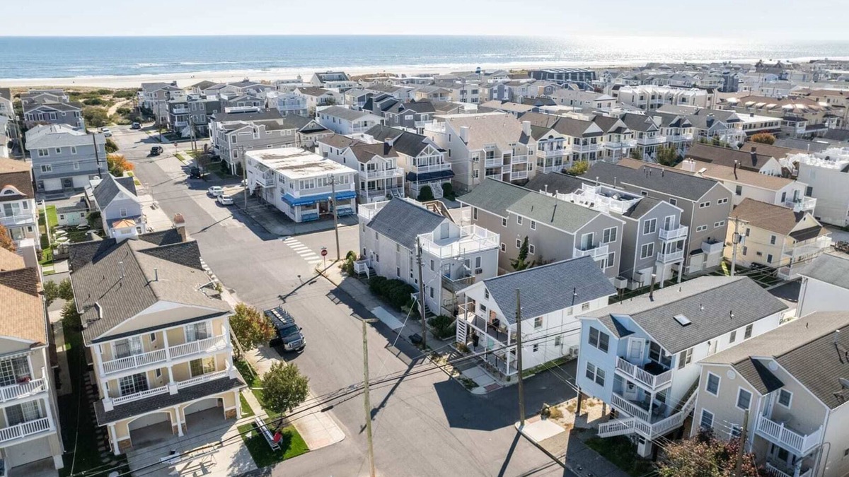 Ocean City House | Beach Block-1min Walk-Luxury-The Reef Downstairs