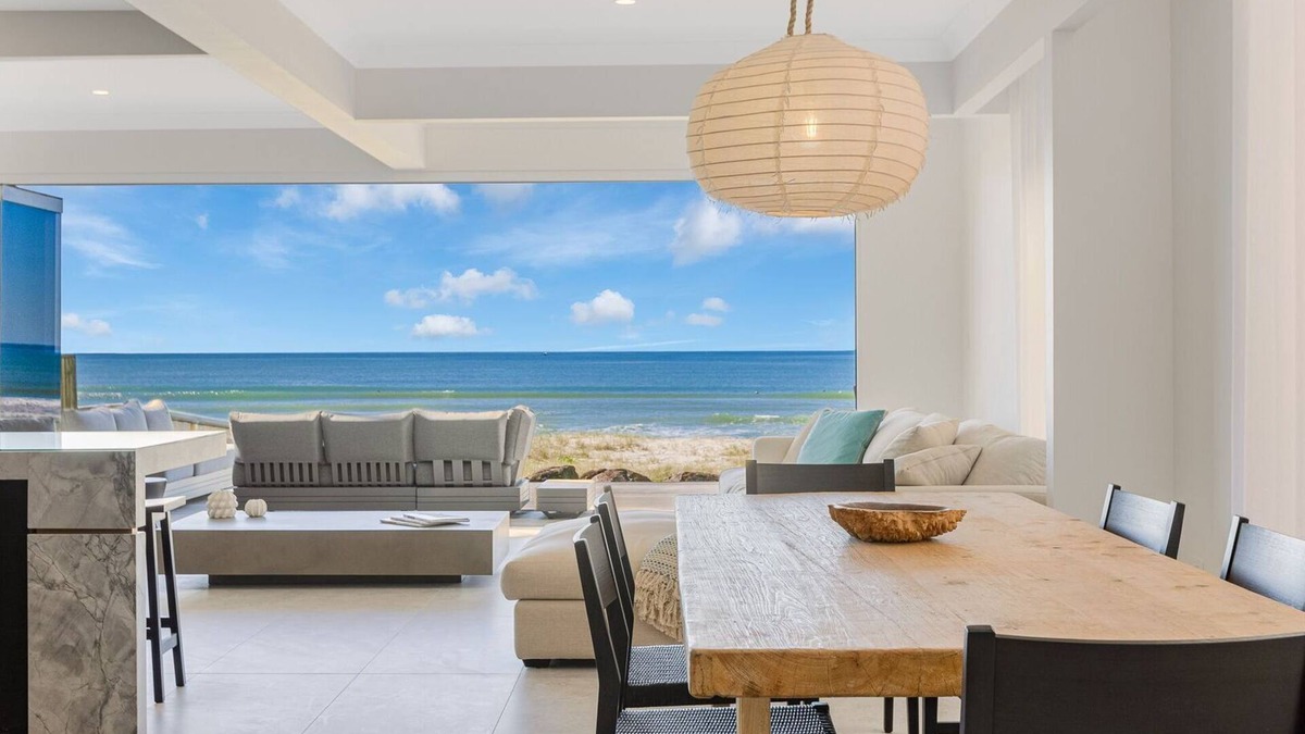 Palm Beach House | Beach Break on Jefferson . 3 bedroom Beachfront Holiday home with Linen and Wifi included