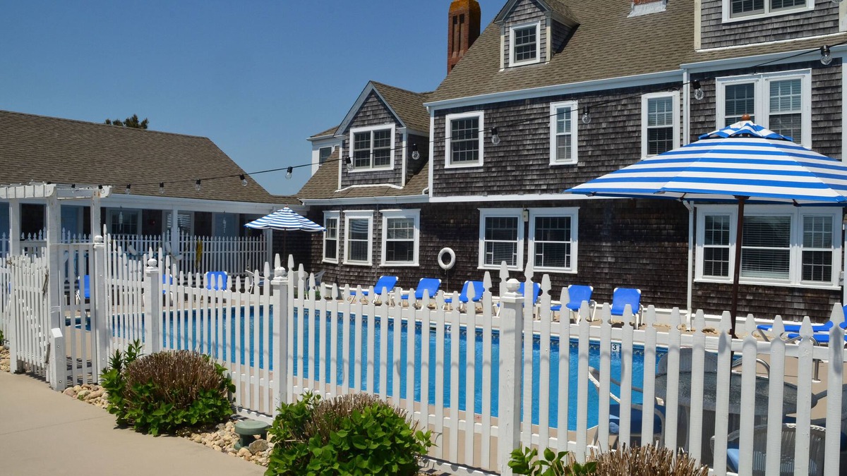Falmouth Hotel | Beach Breeze Inn