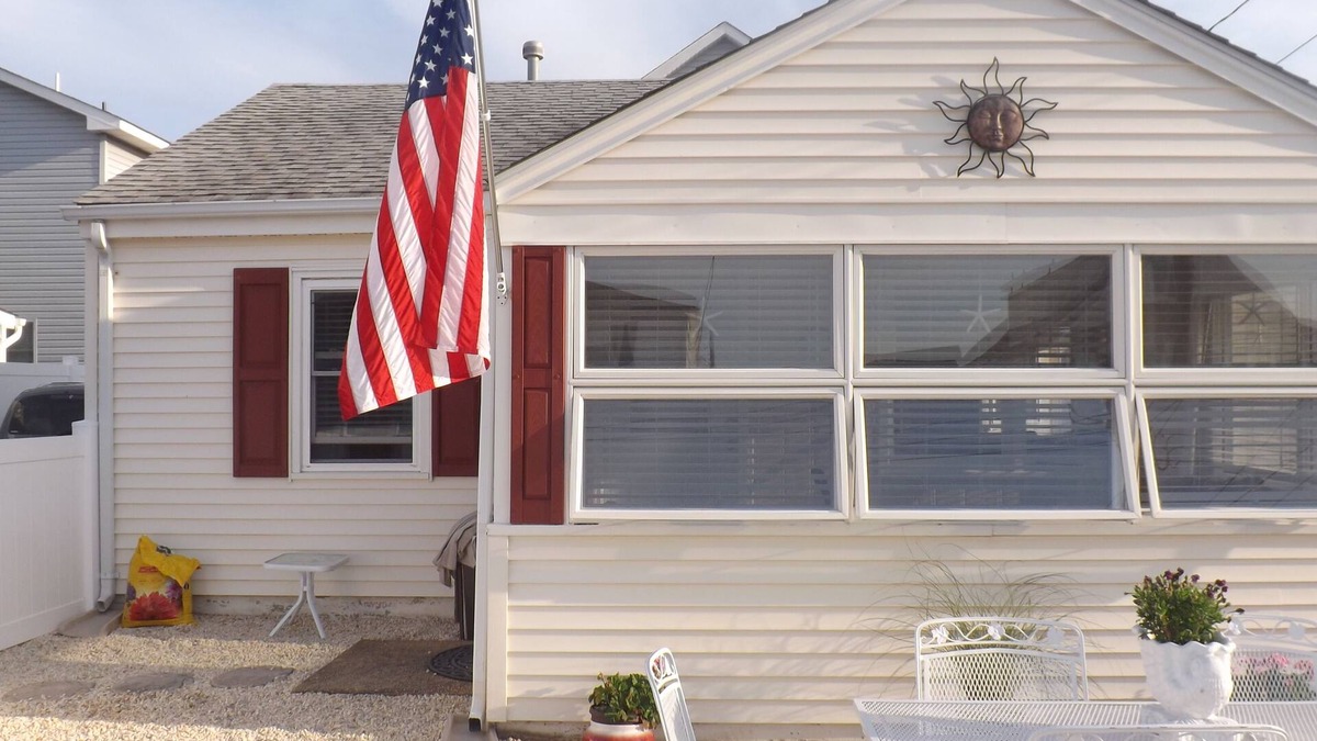 Ortley Beach Cottage | Beach Cottage Newark Ave Lavallette NJ. 1 block to beach. 3 night min