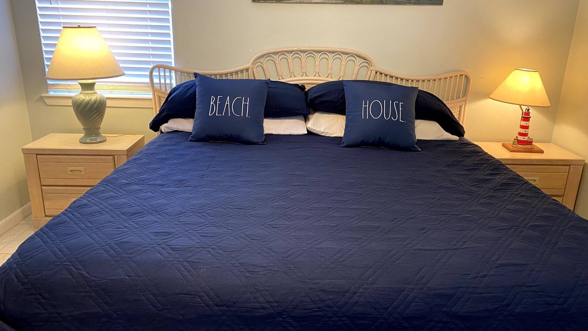 Holiday Beach Cottage | Beach Cottage - walk to Gulf - Sleeps up to 8