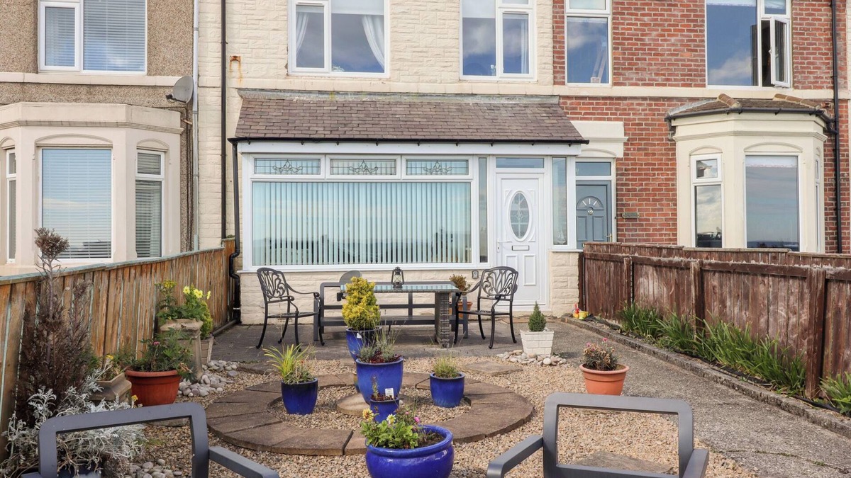Woodhorn House | BEACH COVE VIEW, pet friendly, with hot tub in Newbiggin-By-The-Sea