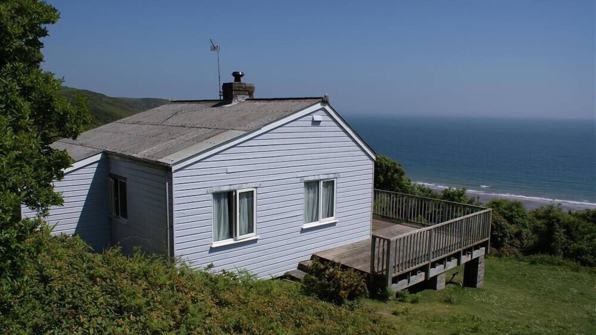 Pembroke Cottage | BEACH COVE, pet friendly, country holiday cottage in Freshwater East