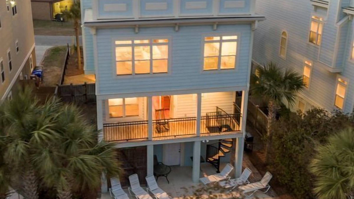 Isle of Palms House | 'Beach Daze'~ ELEVATOR, PRIVATE POOL, ROOF TOP WITH OCEAN VIEWS