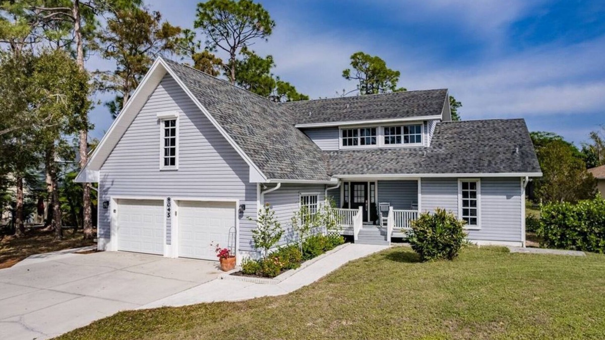 San Carlos Park House | Beach, dining nearby, close to airports. Book now!