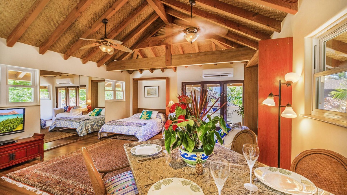 Waimanalo Beach Cottage | Beach estate Studio & private access to the beach/Air conditioned/Parking/Gated