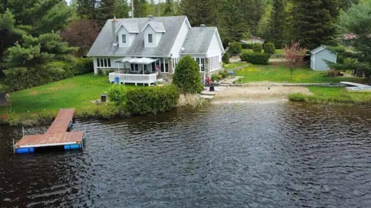 Chertsey House | Beach, Fishing, Spa & Ski