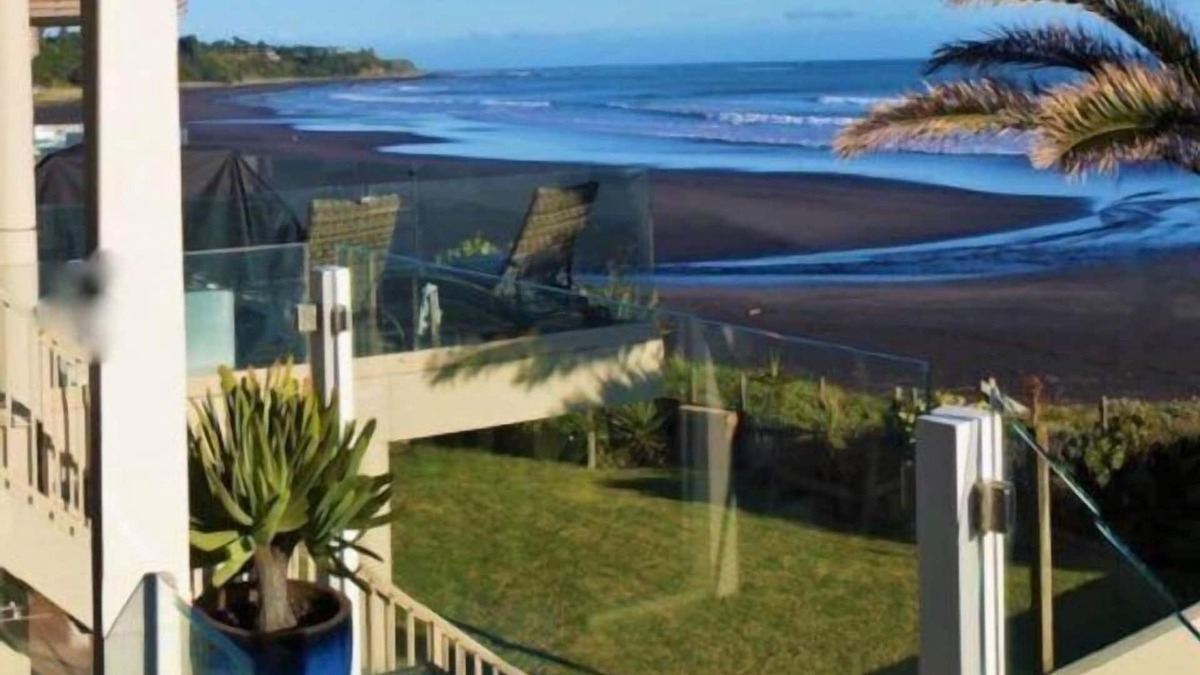 Oakura House | Beach Front Oakura Village