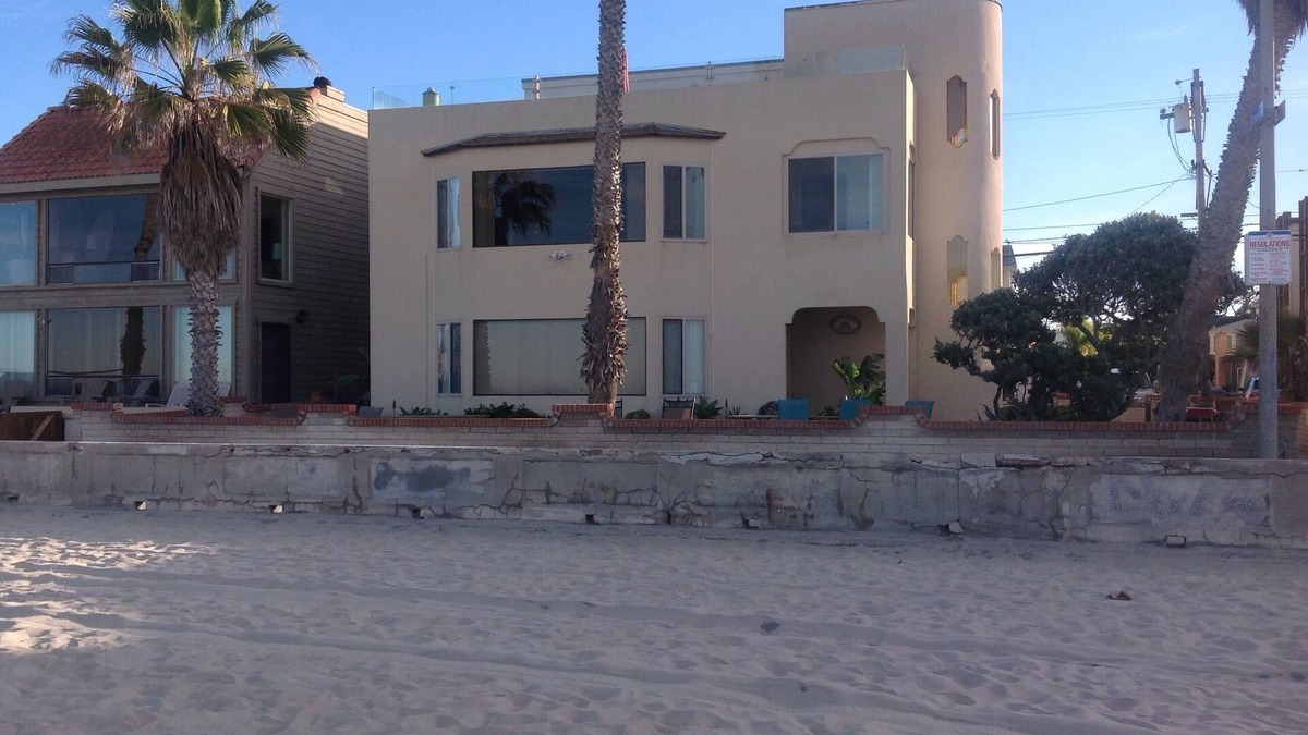 South Mission Beach House | BEACH FRONT, 5 Bedroom, on the boardwalk