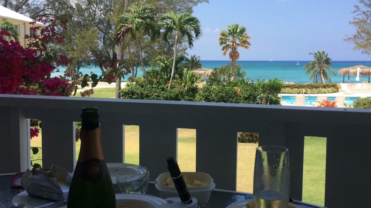 Seven Mile Beach Condo | Beach Front Apartment with Stunning Ocean View