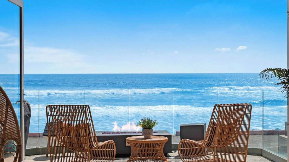Townsite House | BEACH FRONT BOHO DREAM. Walk to Everything -Great for large Parties LOWER UNIT