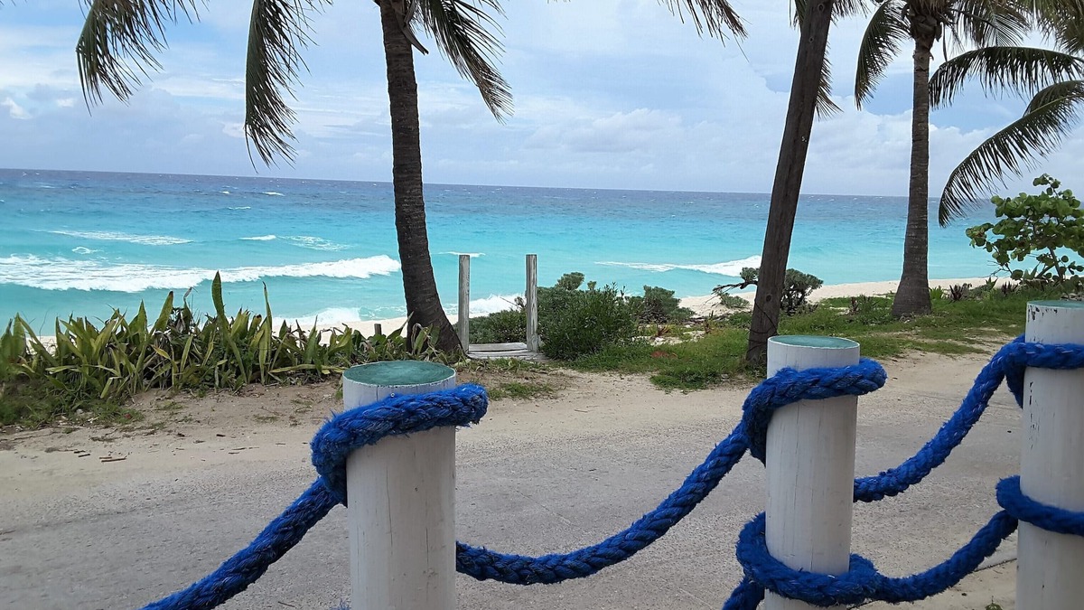 Alice Town House | BEACH FRONT-CENTRAL LOCALE-SUNSET VIEW-FREE WIFI-A/C-FAMILY FRIENDLY-AMENITIES