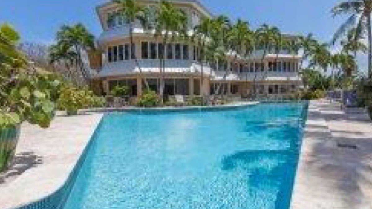 Seven Mile Beach Apartment | Beach front condo - Seven Mile beach sleeping 6 to 8