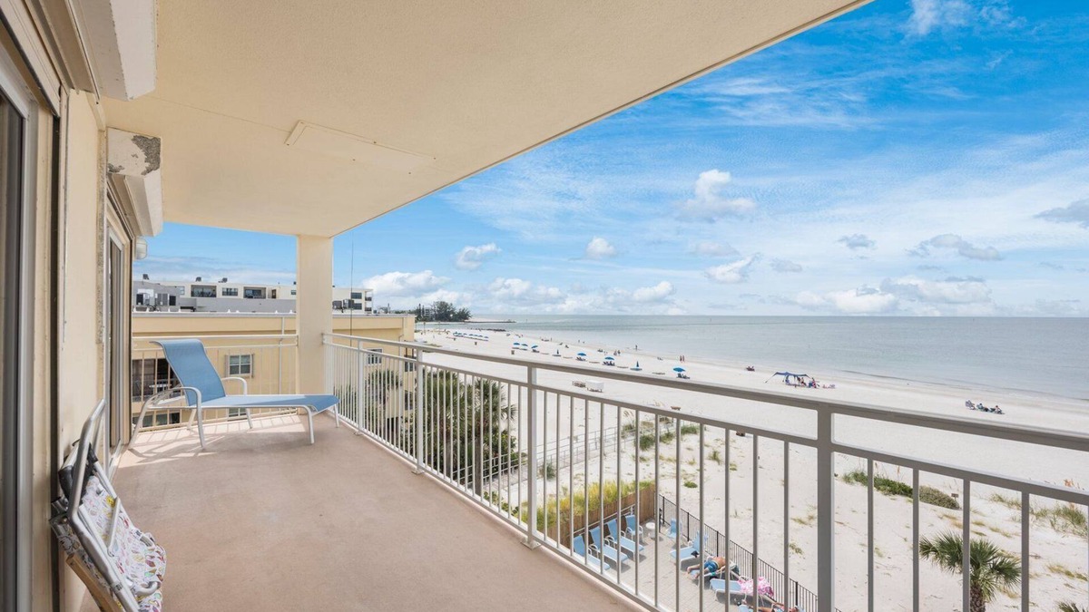 Madeira Beach Condo | Beach Front Corner Unit - #309 Madeira Norte
