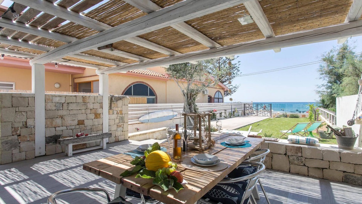 Santa Maria del Focallo House | Beach front home in Ispica