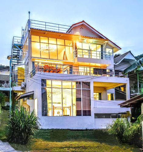 Wichit Apartment | Beach Front Queen's Castle - Kid friendly, Holiday like Royalty