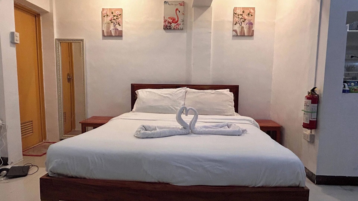 Oslob Apartment | Beach front Studio Unit Pet friendly Big yard and cottage