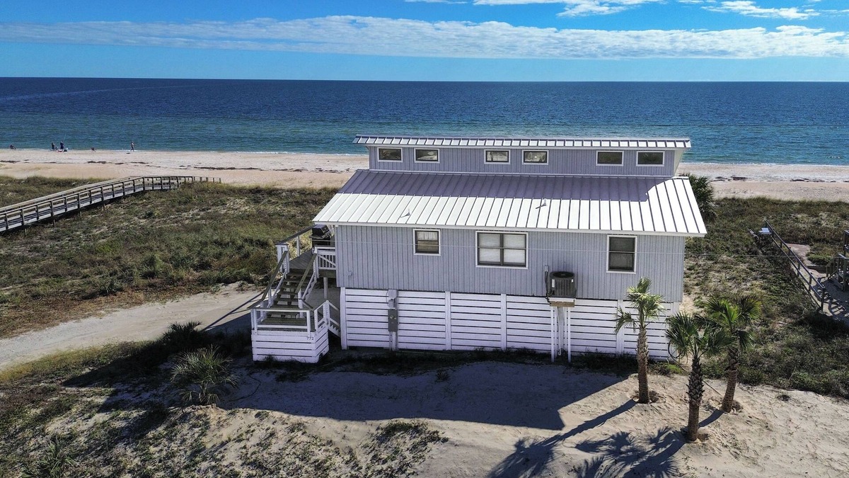 East End House | BEACH FRONT - 3 Bed 2 Bath, Remodeled, Pet Friendly, Hot Tub, Fire Pit