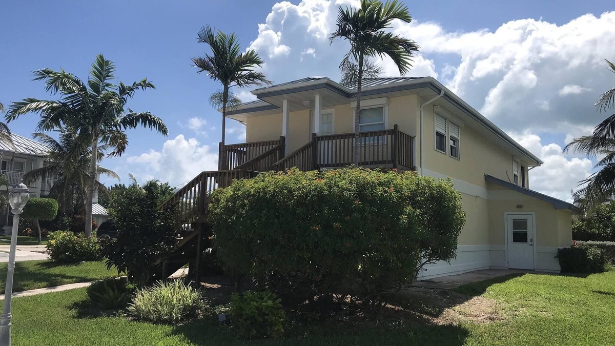 Jimmy Hill House | Beach front1 bedroom with pool